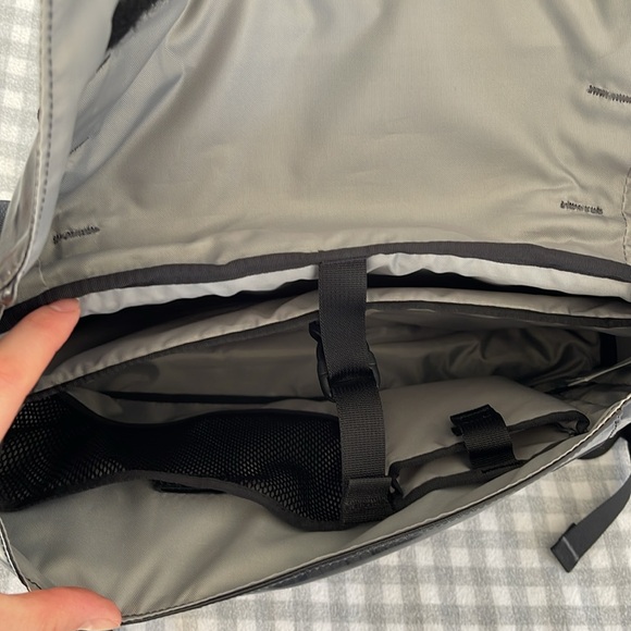Patagonia Black Hole® Mini Messenger 12L - LIKE NEW - Picture 4 of 4